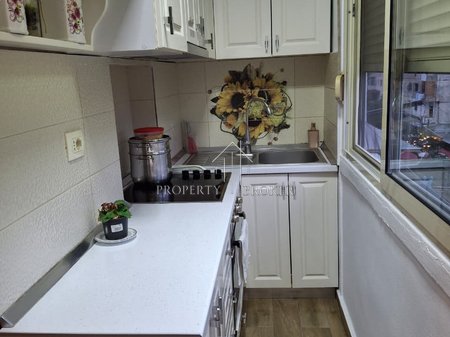 Shitet apartament 2+1+2B në Laprak mbrapa  restorant Loft