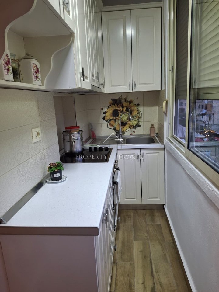 Vendesi appartamento 2+1+2B a Laprak dietro il ristorante Loft.