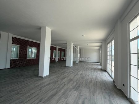 Locale commerciale in affitto di 250m² a Paskuqan