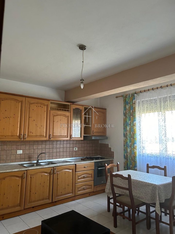Jepet me qera apartament 1+1 Perball Tv Klan !