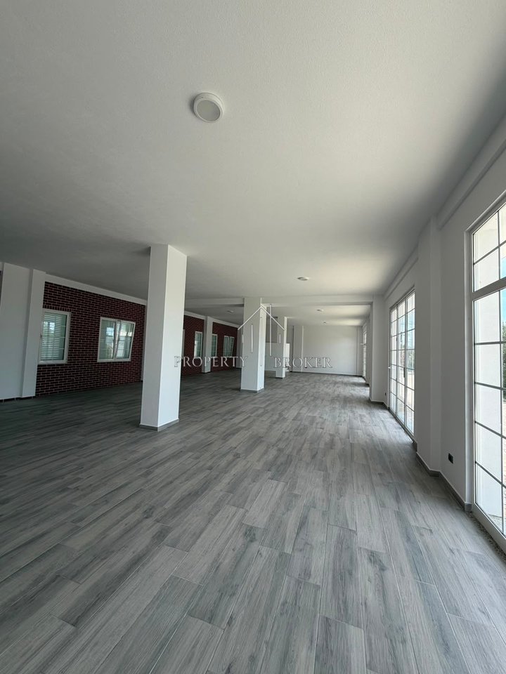 Locale commerciale in affitto di 250m² a Paskuqan