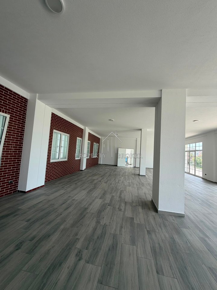 Locale commerciale in affitto di 250m² a Paskuqan