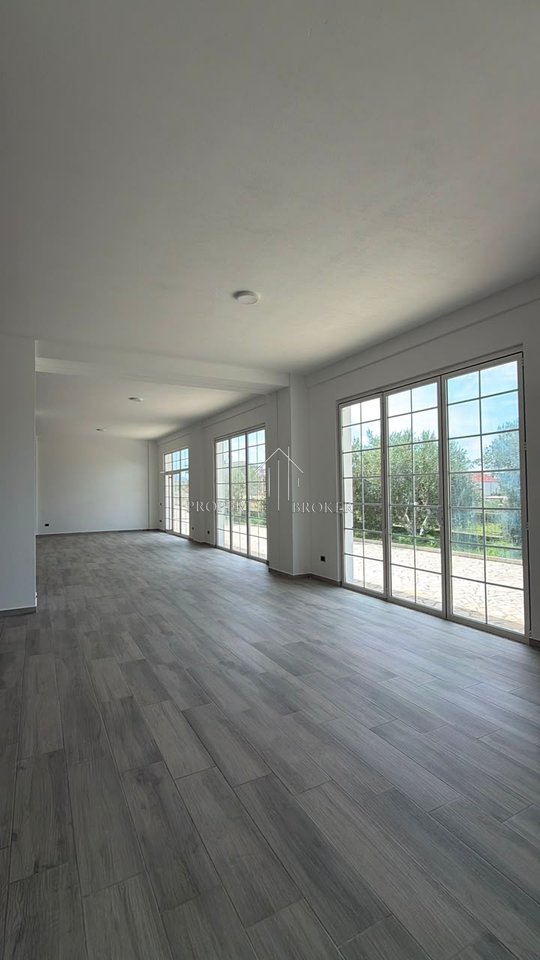 Locale commerciale in affitto di 250m² a Paskuqan