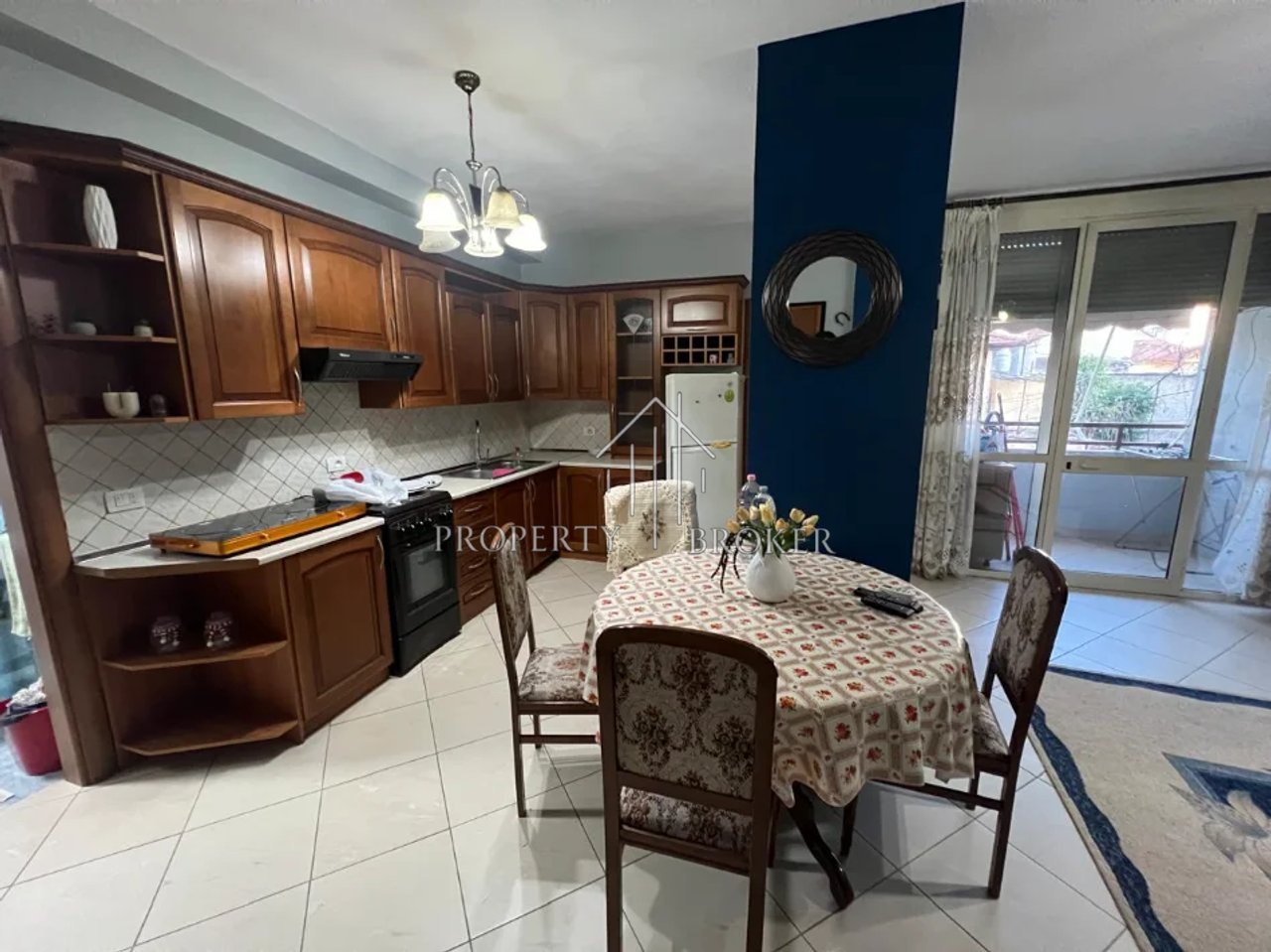 Jepet me qera apartament 1+1 Rruga Fortuzi!