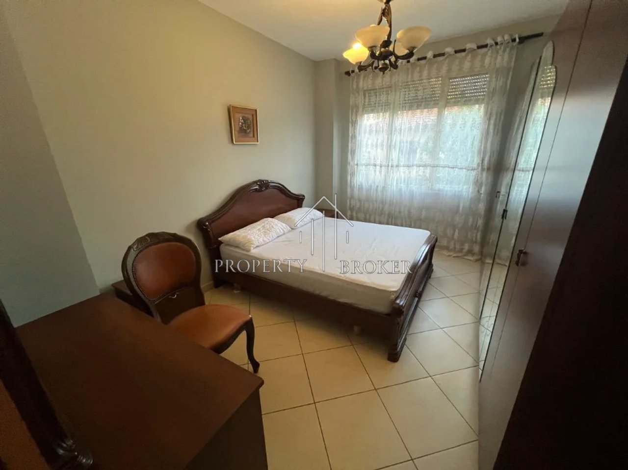 Jepet me qera apartament 1+1 Rruga Fortuzi!