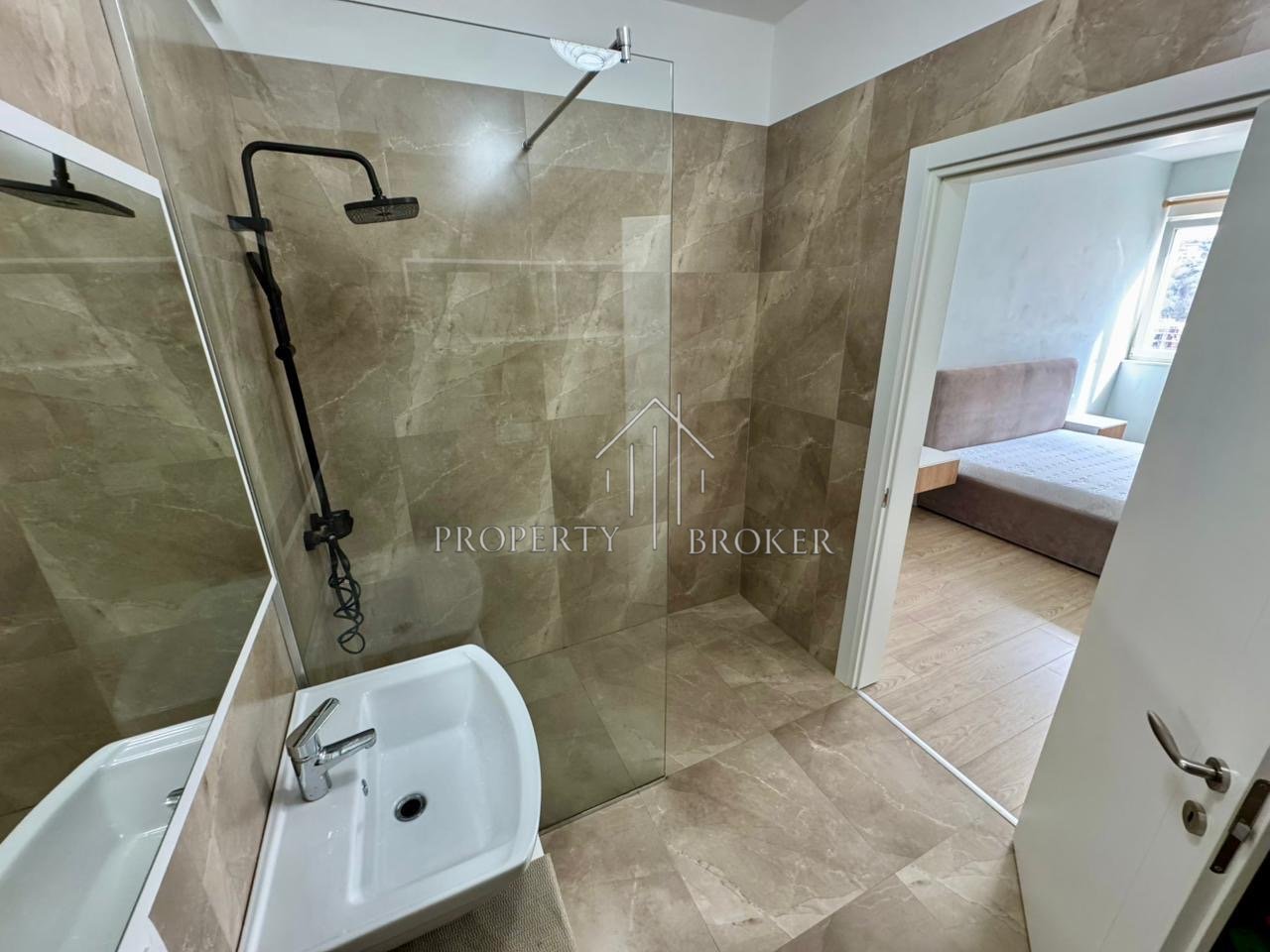 Shitet apartament 2+1+2 Tek Kompleksi FZ,Liqeni i Thate!