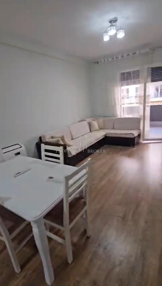 Jepet me qera apartament i pa  banuar me pare Rruga Dritan Hoxha, Kompleksi Aura!