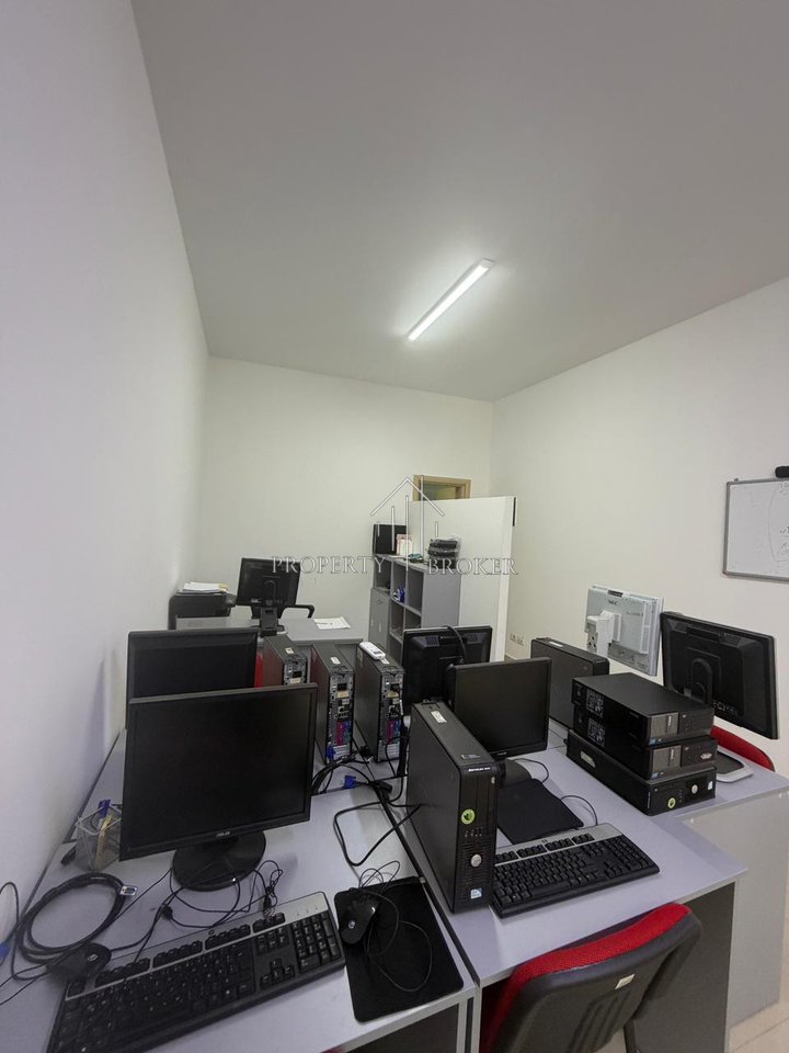 Jepet dyqan me qera ne Don Bosko, (me sip.32m2) prane rruges kryesore!