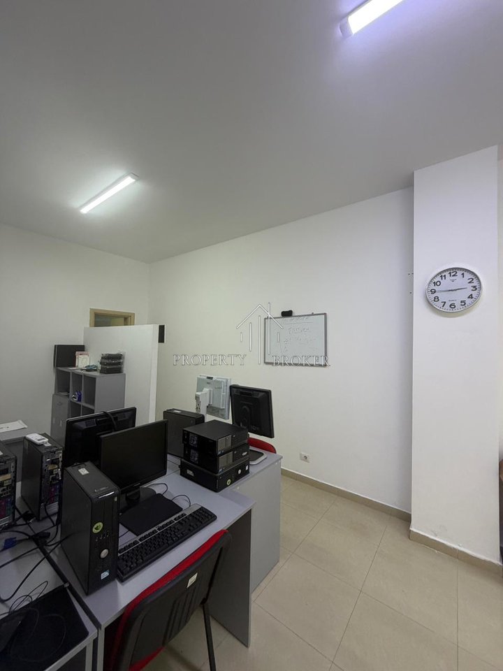 Jepet dyqan me qera ne Don Bosko, (me sip.32m2) prane rruges kryesore!