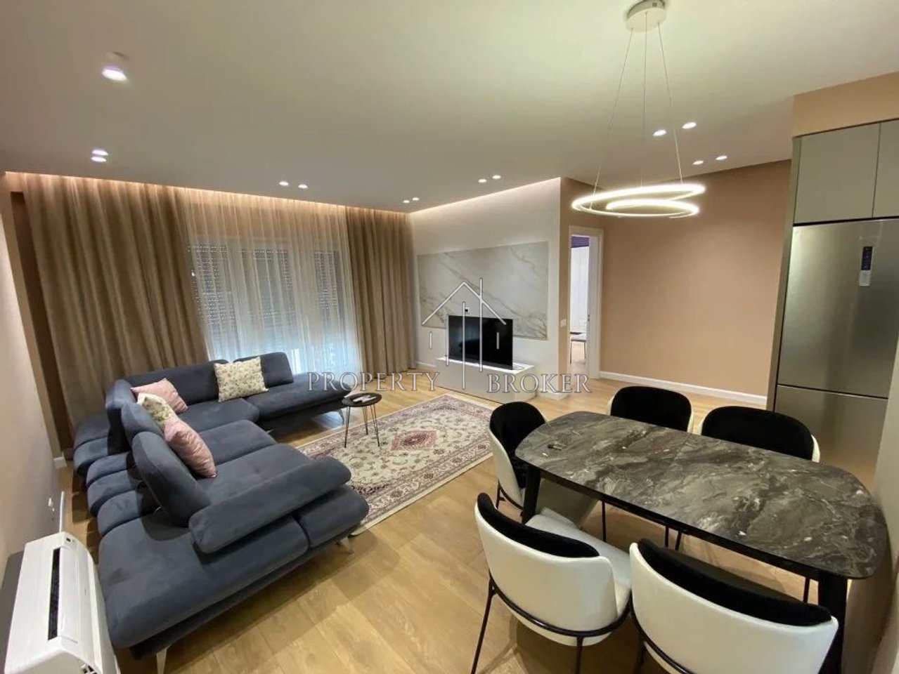 2+1+1 apartment for rent on Dibra Street!