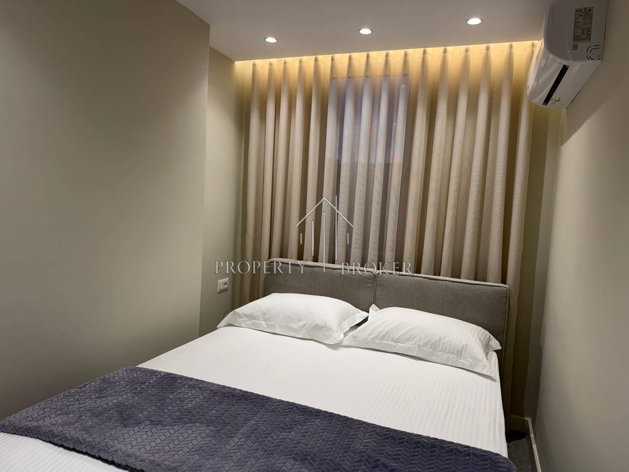 Two 1+1 apartments for sale at the 21 Dhjetori crossroads.