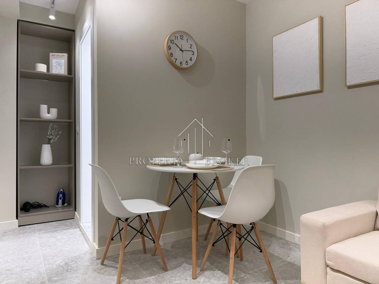 Two 1+1 apartments for sale at the 21 Dhjetori crossroads.