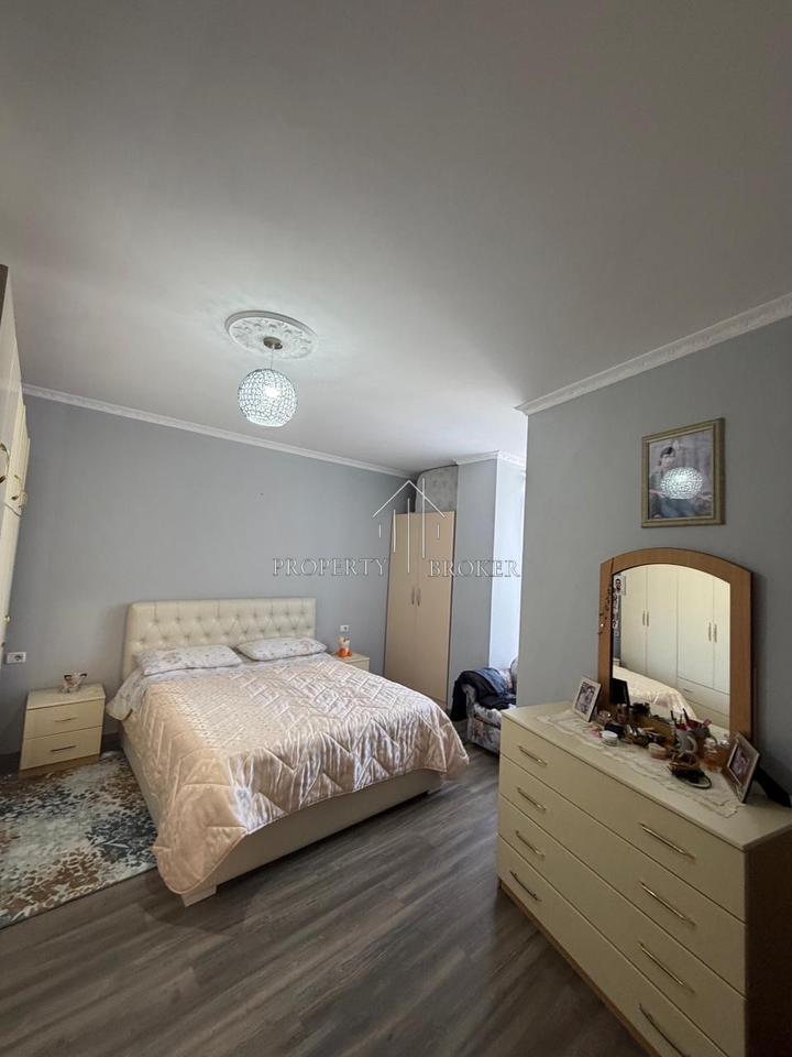 Shitet apartamenti 2+1+2  tek Intermedica Rruga Panorama!