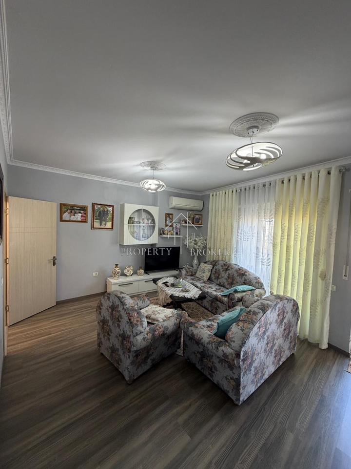 Shitet apartamenti 2+1+2  tek Intermedica Rruga Panorama!
