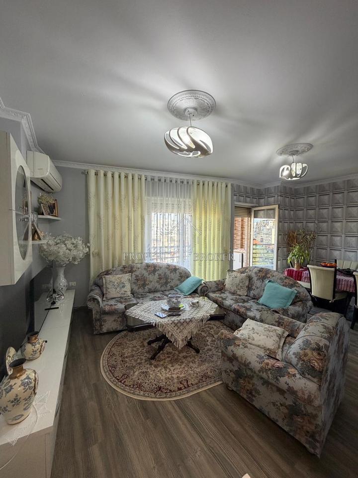 Shitet apartamenti 2+1+2  tek Intermedica Rruga Panorama!