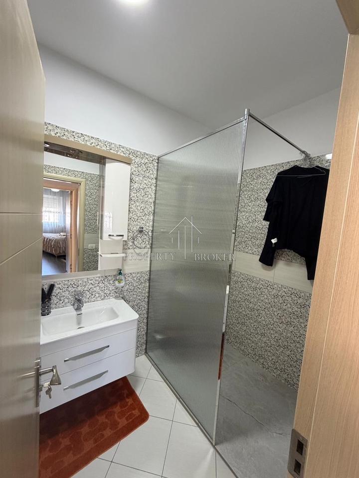 Shitet apartamenti 2+1+2  tek Intermedica Rruga Panorama!