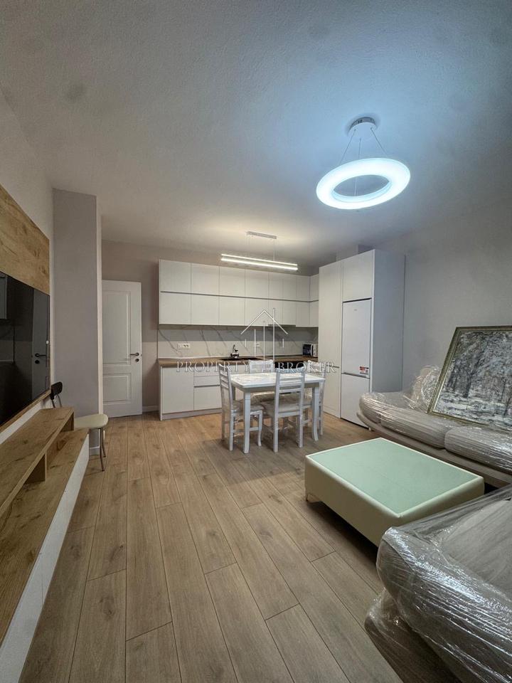 Jepet me qera apartament 2+1 nderjmet Myslym Shyrit dhe Rruges se Kavajes