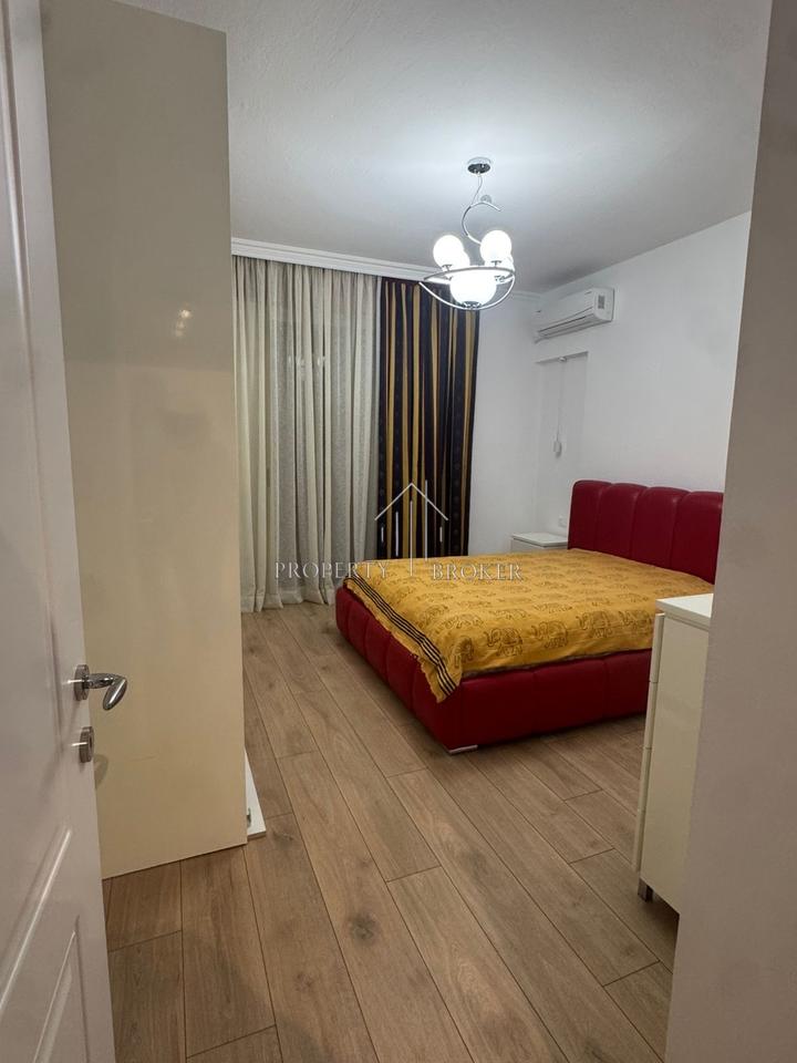 Jepet me qera apartament 2+1 nderjmet Myslym Shyrit dhe Rruges se Kavajes