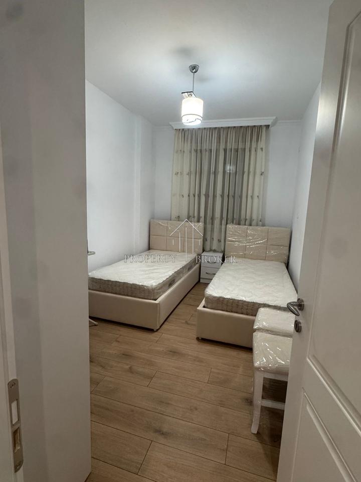 Jepet me qera apartament 2+1 nderjmet Myslym Shyrit dhe Rruges se Kavajes