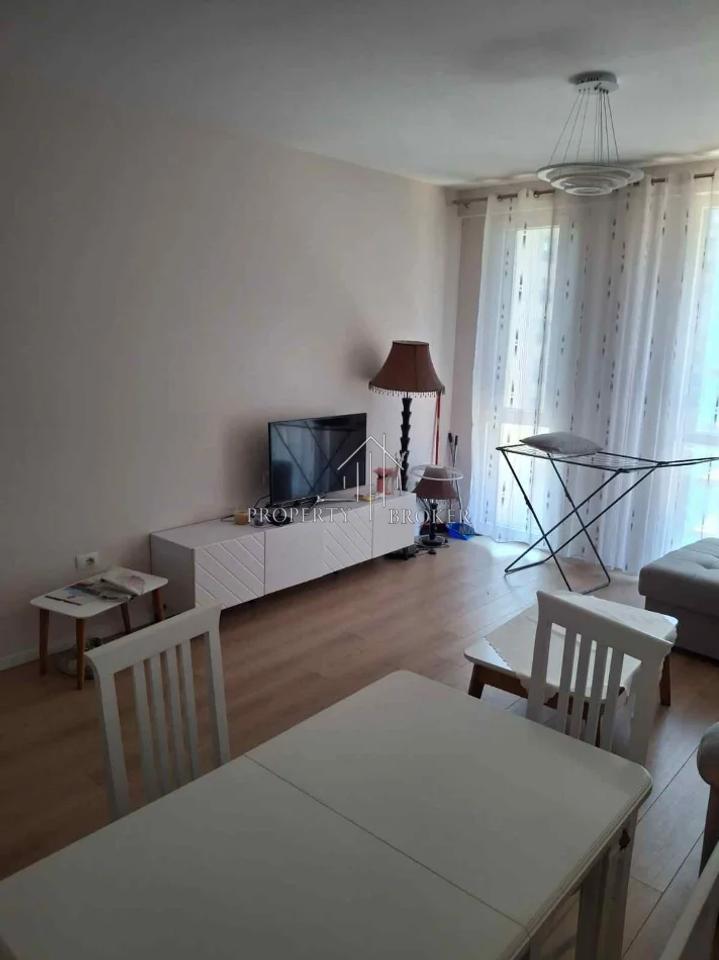 A 2+1 apartment is for rent at Fusha e Aviacionit.