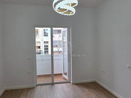 Shitet apartament  2+1 tek Rr Bardhyl!