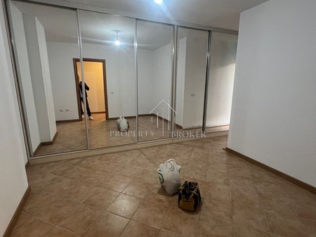 A 2+1 apartment is for rent at the Ulsuga Complex, Asim Vokshi Street!