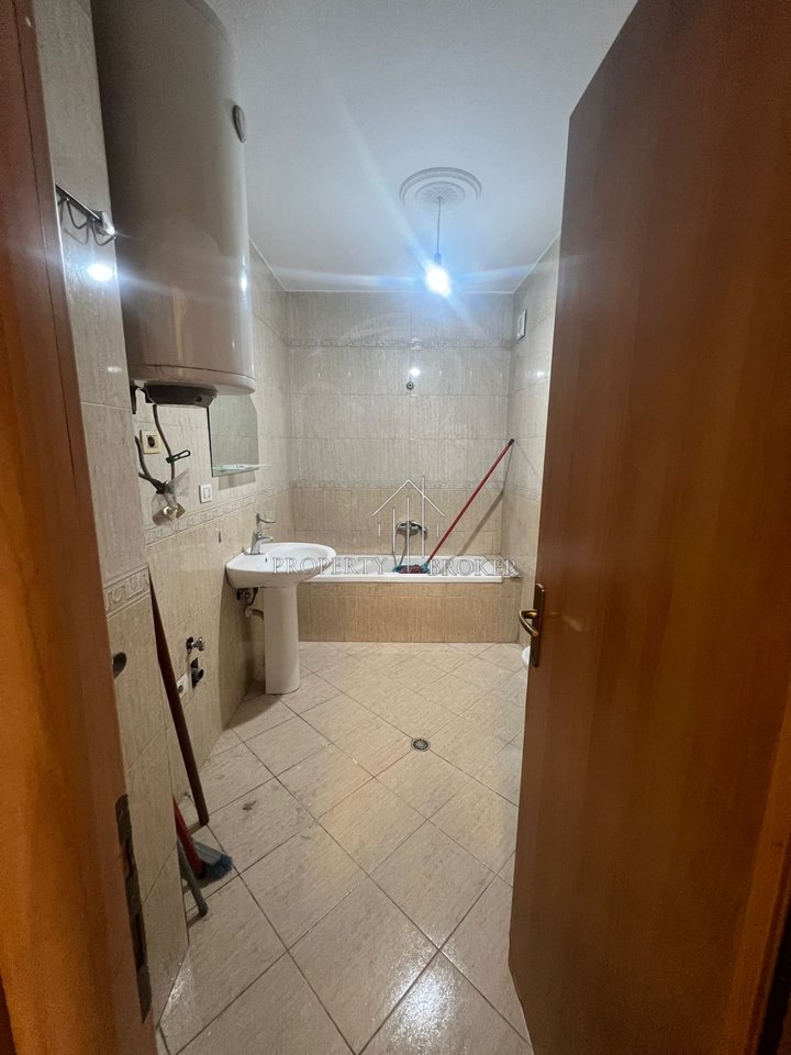 A 2+1 apartment is for rent at the Ulsuga Complex, Asim Vokshi Street!