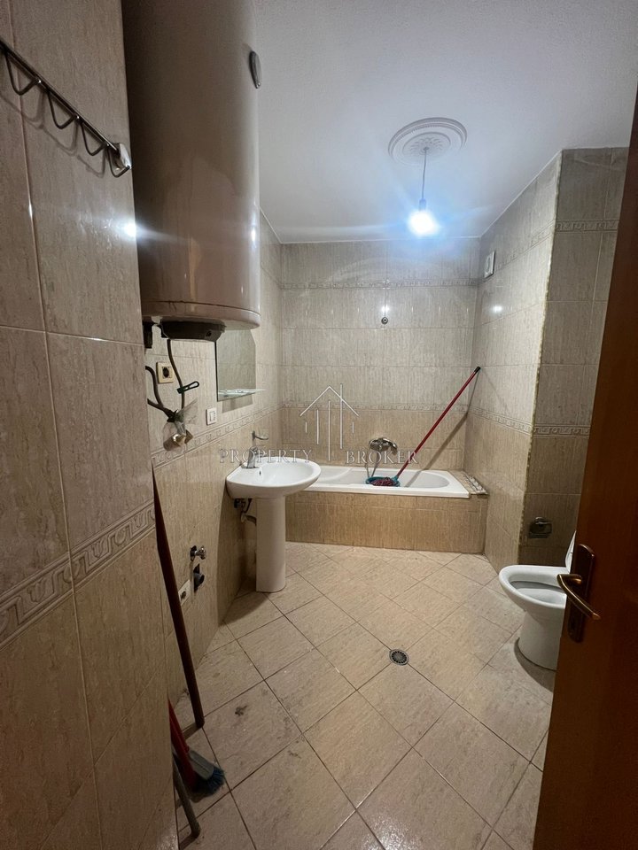 A 2+1 apartment is for rent at the Ulsuga Complex, Asim Vokshi Street!