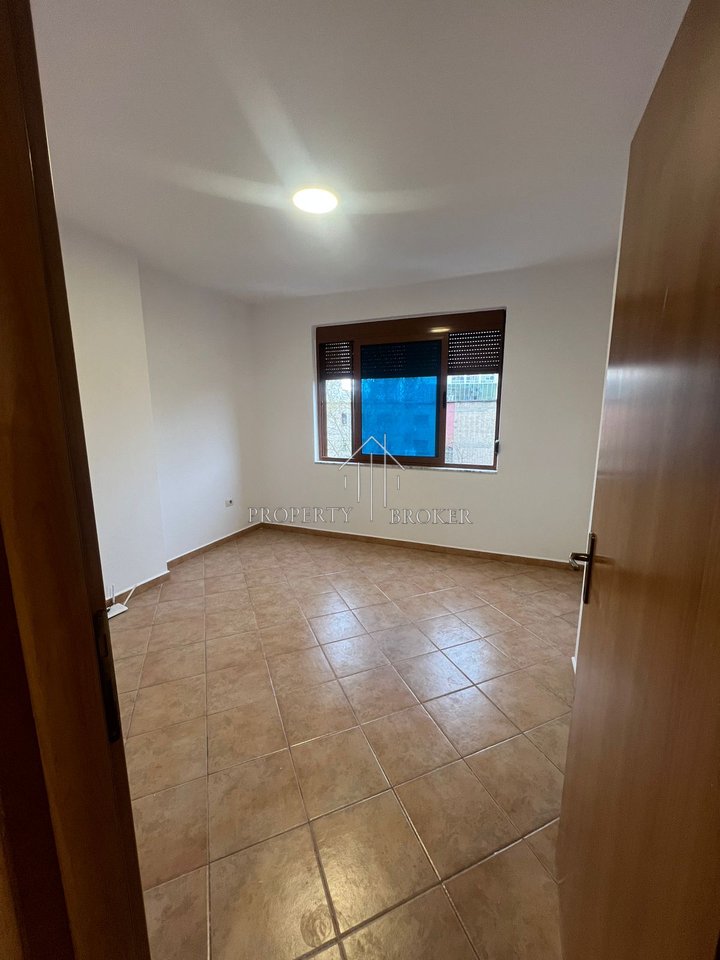 A 2+1 apartment is for rent at the Ulsuga Complex, Asim Vokshi Street!