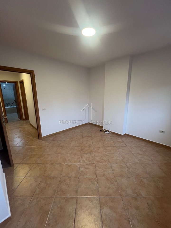 A 2+1 apartment is for rent at the Ulsuga Complex, Asim Vokshi Street!