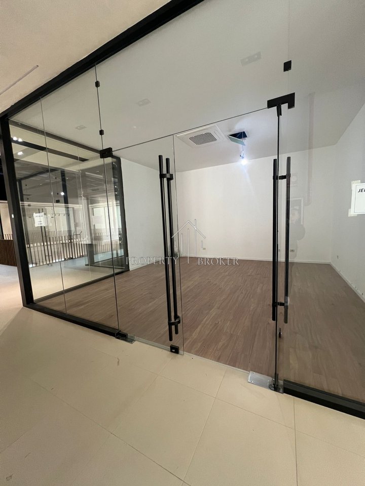 Jepet me qera ambjent biznesi tek Golden Tower,Mine Peza!