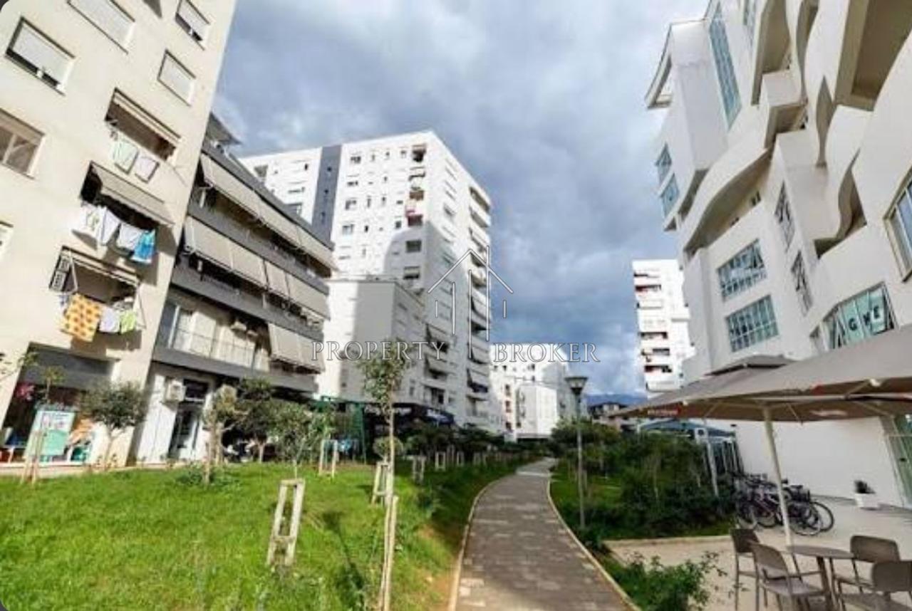 Jepet me qera apartament 1+1 i pa banuar me pare kompleksi Kontakt, Ish Parku!