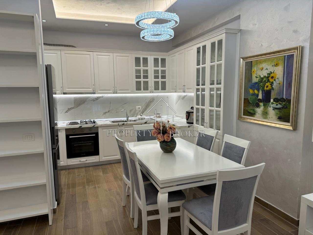 Super 2+1 apartment for rent in Golden Park Complex, opposite Amerikan 3