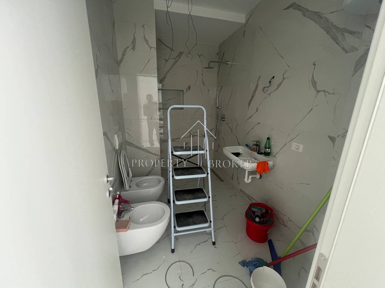Jepet me qera apartament 1+1+ 🅿️tek Rruga Petrela!