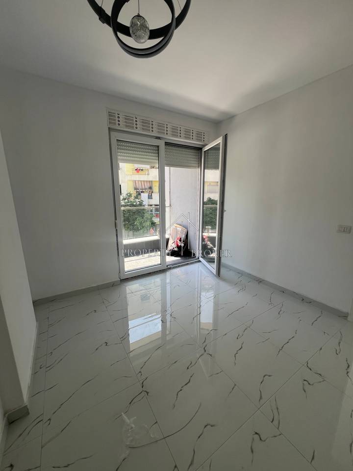 Jepet me qera apartament 1+1+ 🅿️tek Rruga Petrela!