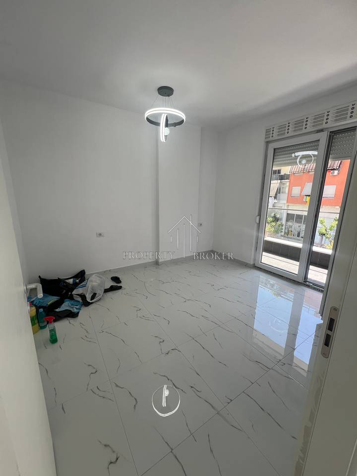Jepet me qera apartament 1+1+ 🅿️tek Rruga Petrela!
