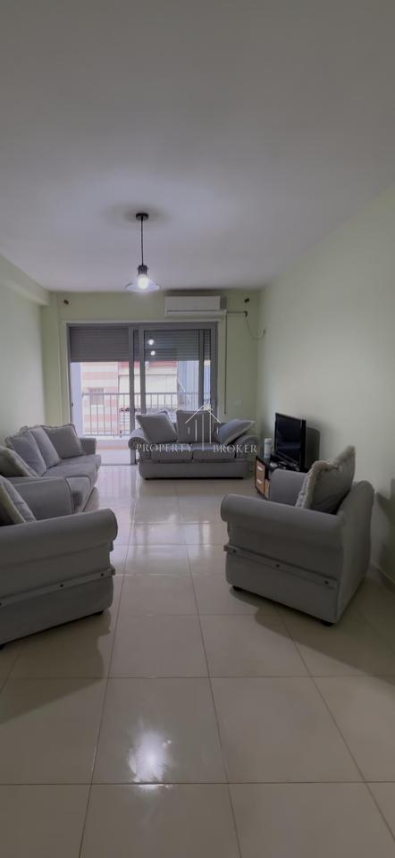 Appartamento 1+1 in affitto a Komuna e Parisit