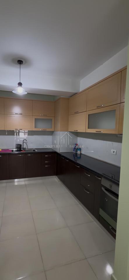 Appartamento 1+1 in affitto a Komuna e Parisit