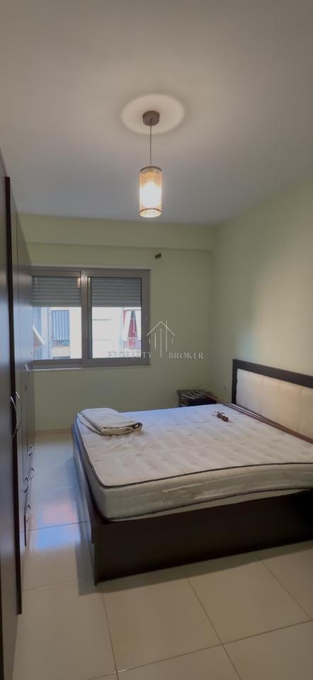 Appartamento 1+1 in affitto a Komuna e Parisit