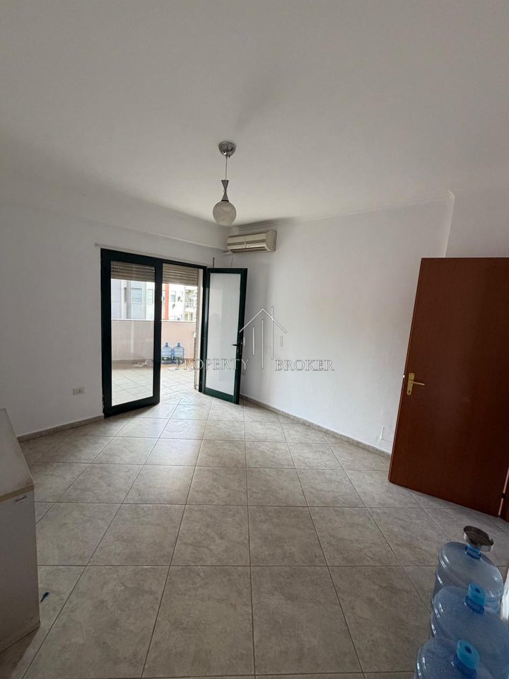 Jepet me qera ambient biznesi, apartament 2+1+2+2B ne Don Bosko