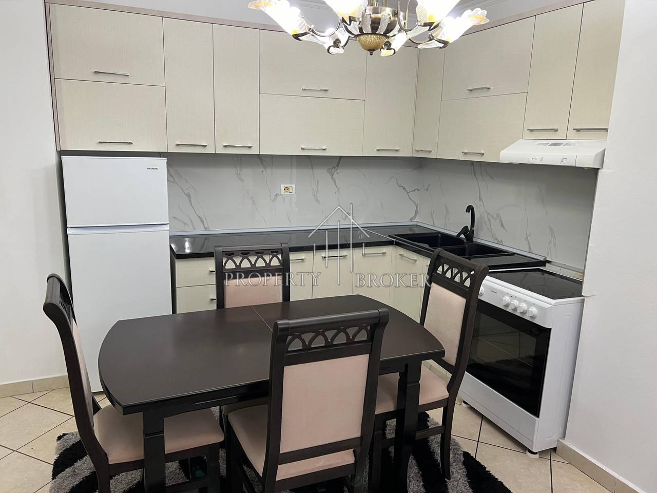 2+1 apartment for rent in Komuna Parisit!