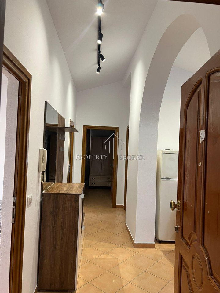 Jepet me qera apartament 3+1Selite prane Universitetit Marin Barleti!