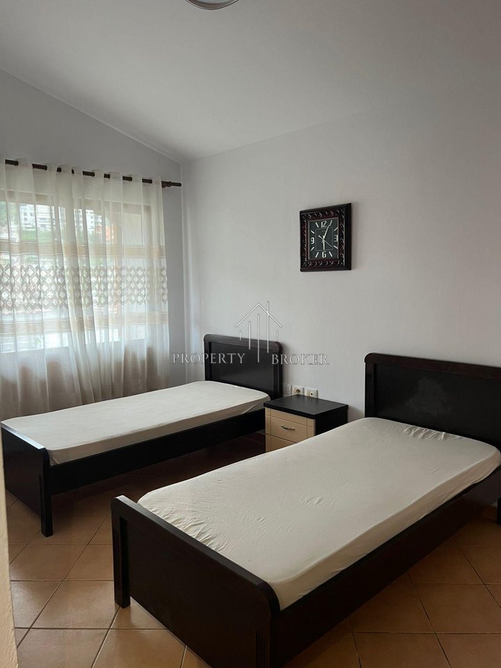 Jepet me qera apartament 3+1Selite prane Universitetit Marin Barleti!