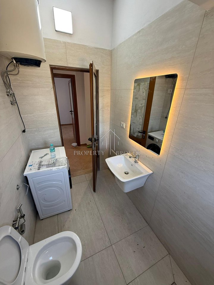 Jepet me qera apartament 3+1Selite prane Universitetit Marin Barleti!
