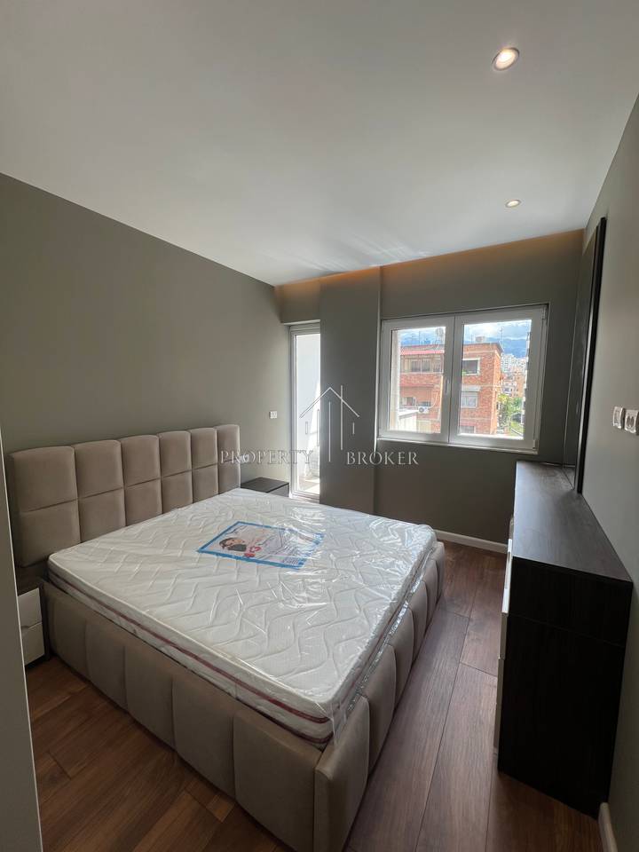 Shitet apartament 1+1  tek Prokuroria e Tiranes,Mine Peza!