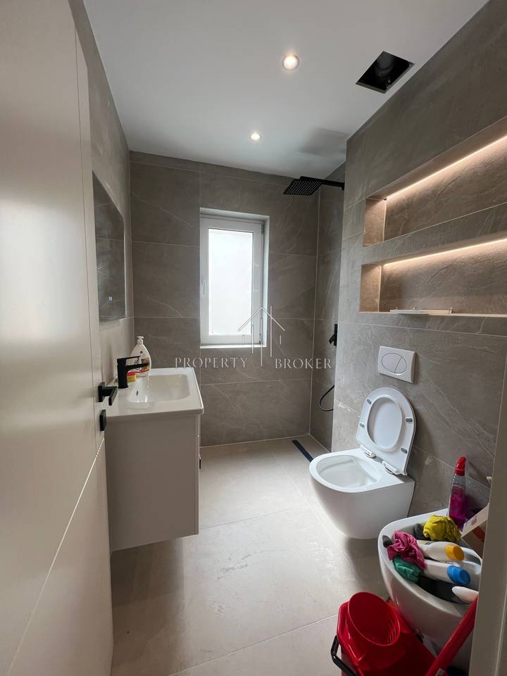 Shitet apartament 1+1  tek Prokuroria e Tiranes,Mine Peza!