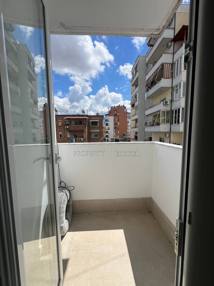 Shitet apartament 1+1  tek Prokuroria e Tiranes,Mine Peza!