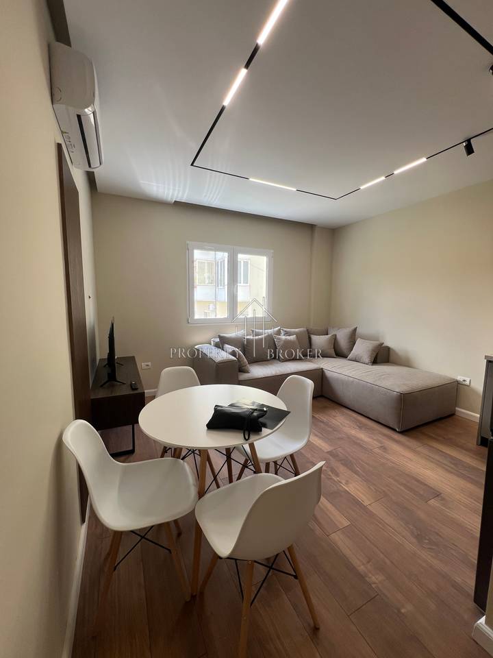 Shitet apartament 1+1  tek Prokuroria e Tiranes,Mine Peza!