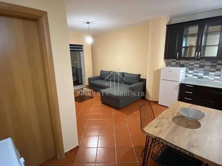 Jepet me qera apartament 1+1+post parkimi tek pallati me Shigjeta!