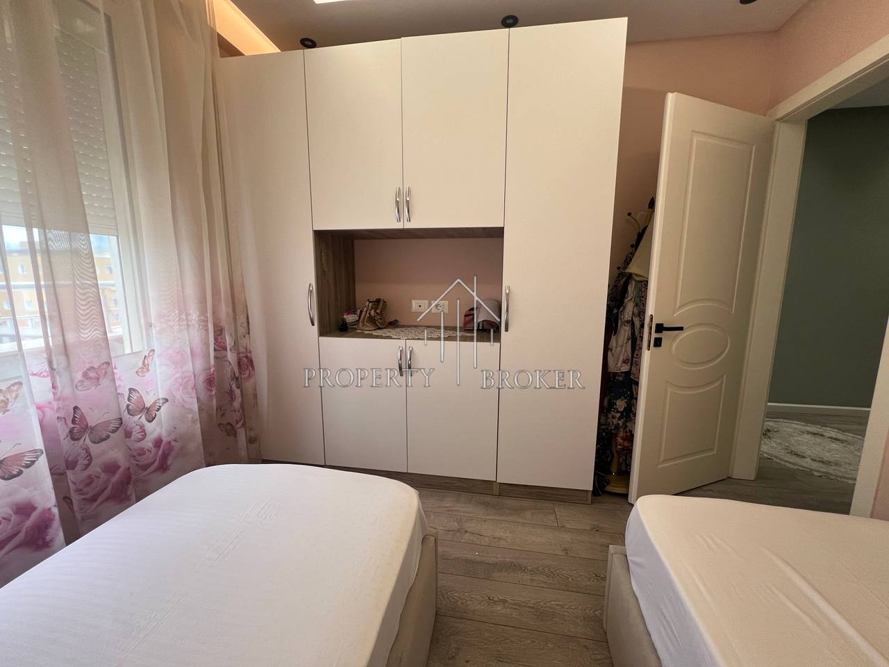 Jepet me qera apartament 2+1tek Ish fusha Aviacionit!